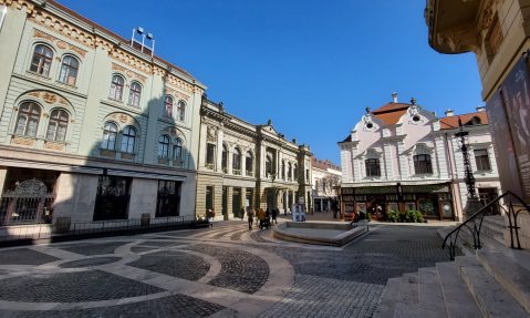 Az épület a Király utcából nézve