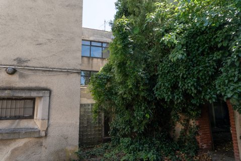Egy gyönyörű kis udvar veszi át a stílusban nem illeszkedő épület helyét