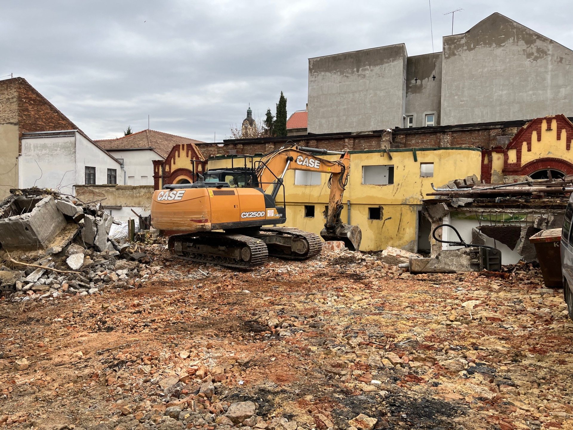 Gépi erővel zajlik a bontás