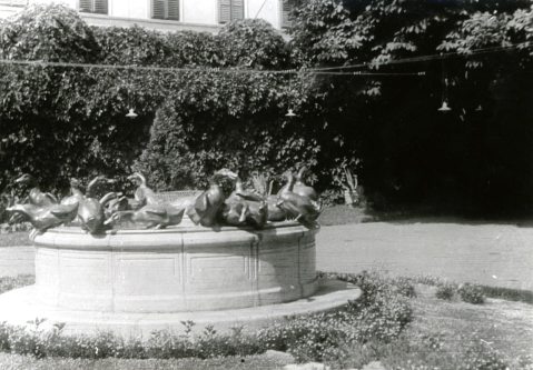 1930-Belső kert, kacsás kút (Facebook: Régi Pécs, Csorba Győző Könyvtár)