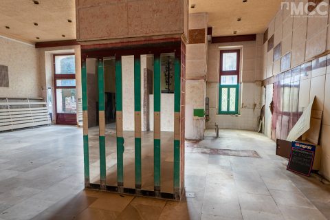 Elhagyatott terem